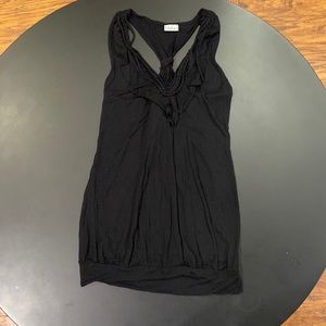 Daytrip v neckline black tank top with band at the bottom.